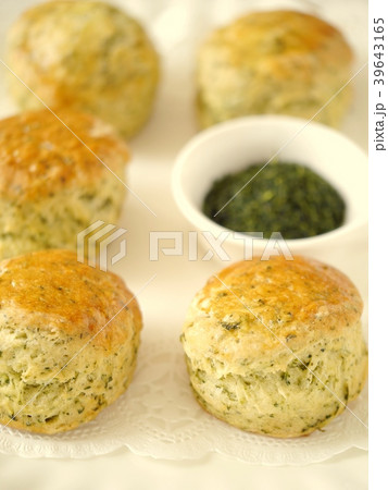 煎茶のスコーンと茶葉 (アップ) 煎茶のスコーンと茶葉 (アップ) 39643165