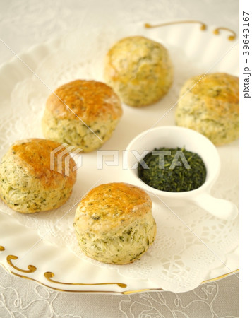 煎茶スコーンと茶葉　金彩プレート　　（縦位置ハイアングル） 39643167