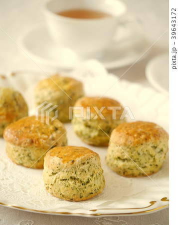 煎茶のスコーンと紅茶　金彩プレート　（縦位置アップ） 39643172