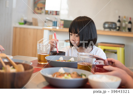 箸で食べる小学生の女の子 箸で食べる小学生の女の子 39643321