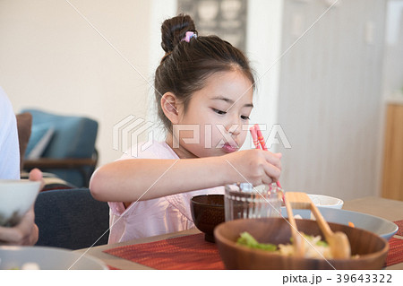 箸で食べる小学生の女の子 箸で食べる小学生の女の子 39643322