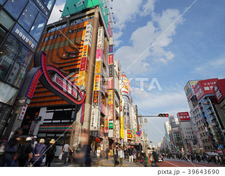 日本の東京都市景観・歌舞伎町一番街と街並み 日本の東京都市景観・歌舞伎町一番街と街並み 39643690