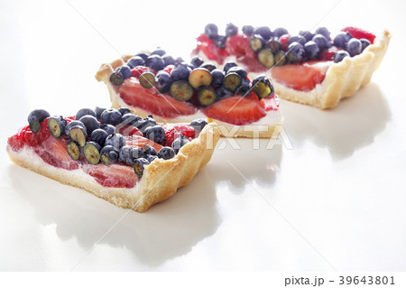 Three Piece of ricotta tart cake with fresh berry 39643801