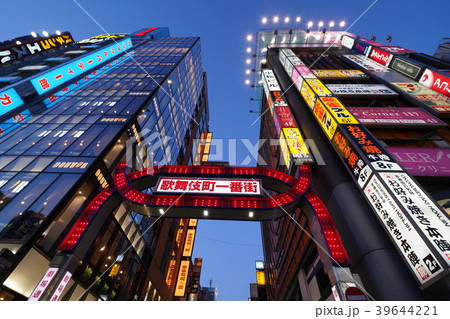 日本の東京都市景観・歌舞伎町一番街の夜景 39644221