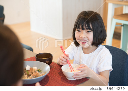 食事中に母親と会話する小学生の娘 39644279
