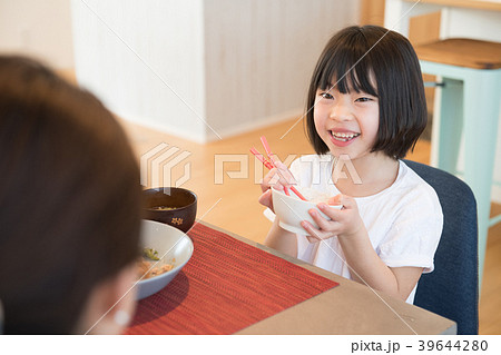 食事中に母親と会話する小学生の娘 39644280