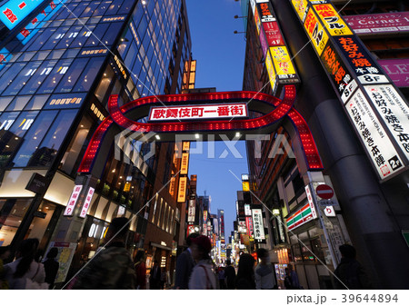 日本の東京都市景観・歌舞伎町一番街の夜景 日本の東京都市景観・歌舞伎町一番街の夜景 39644894