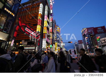 日本の東京都市景観・歌舞伎町一番街の夜景 日本の東京都市景観・歌舞伎町一番街の夜景 39644896