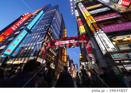 日本の東京都市景観・歌舞伎町一番街の夜景 39644897