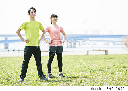 準備運動 カップルの写真素材