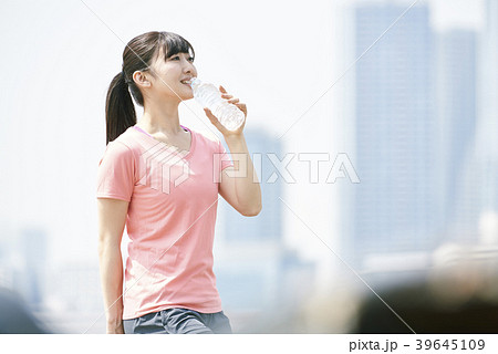 トレーニング　休憩　水分補給 39645109