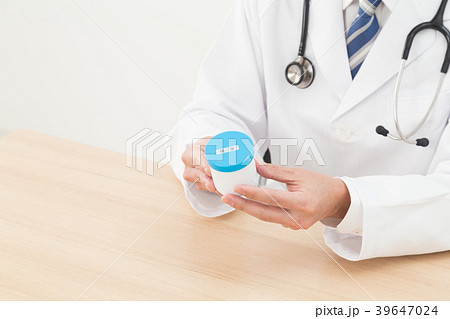 保湿クリームを持つ医者 39647024