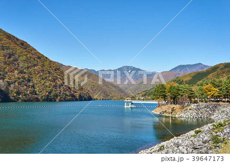 山梨県　秋の広瀬湖と木賊山 39647173