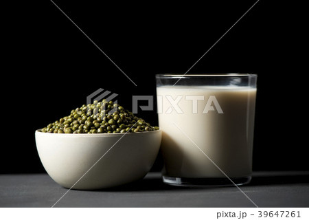 soybeans and soya milk 39647261
