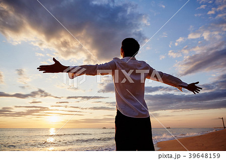 腕広げる 腕を広げる 後姿 39648159