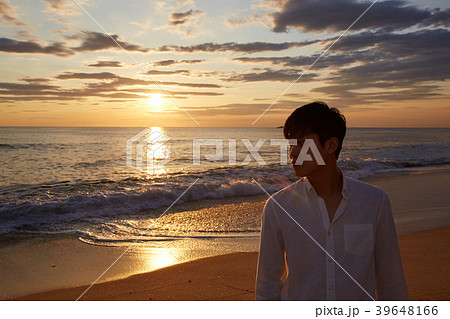 海 夕焼け 若い男 39648166