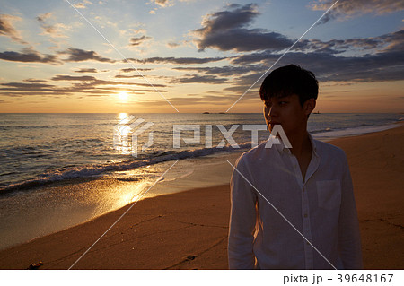 海 夕焼け 若い男 39648167