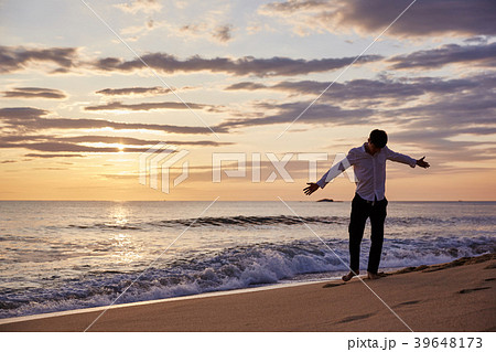 海 夕焼け 若い男 39648173