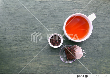 紅茶が入ったティーカップ、茶葉とティーバック 39650208