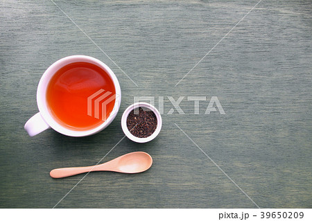 紅茶が入ったティーカップ、茶葉と木製のティースプーン 39650209