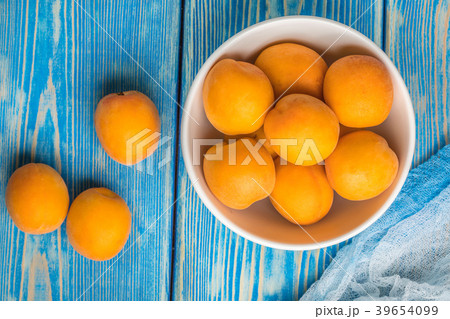 Bowl full of fresh apricots. 39654099