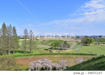 丸墓山古墳山頂から眺めた稲荷山古墳と行田市の風景 丸墓山古墳山頂から眺めた稲荷山古墳と行田市の風景 39655107