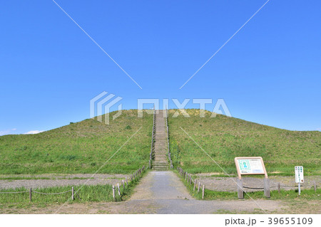 正面から見たさきたま古墳群の稲荷山古墳 正面から見たさきたま古墳群の稲荷山古墳 39655109