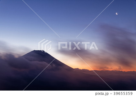 毛無山から見る朝焼けの富士山と富士宮方面の夜景 毛無山から見る朝焼けの富士山と富士宮方面の夜景 39655359