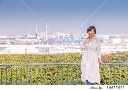 洒落た港が見えるガ丘公園で幸せ語る女性の写真素材