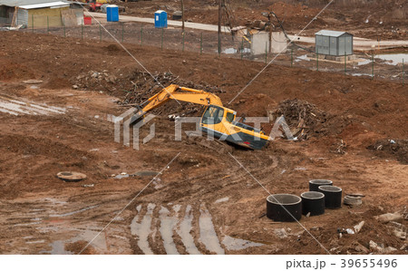Stuck excavator in the mud 39655496