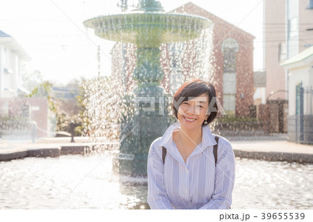 港の見えるガ丘公園にあるイギリス庭園で楽しむ女性 39655539
