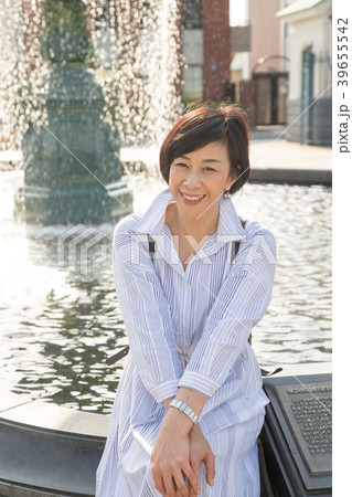 港の見えるガ丘公園にあるイギリス庭園で楽しむ女性 39655542