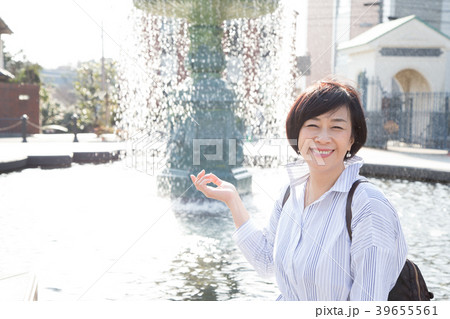 港の見えるガ丘公園にあるイギリス庭園で楽しむ女性 39655561