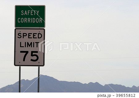 アメリカの道路標識 制限速度75マイルの写真素材