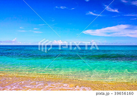 真夏の宮古島。来間島の長間浜の前に広がるエメラルドグリーンの海 真夏の宮古島。来間島の長間浜の前に広がるエメラルドグリーンの海 39656160