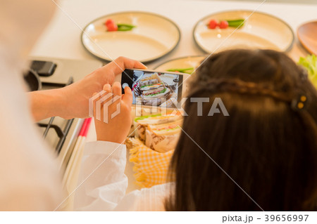 若い家族、キッチン、親子、料理、スマホ 若い家族、キッチン、親子、料理、スマホ 39656997