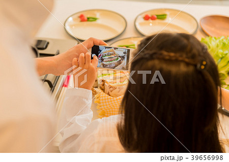 若い家族、キッチン、親子、料理、スマホ 若い家族、キッチン、親子、料理、スマホ 39656998