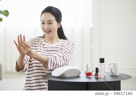 マニキュア 女性 女 39657180