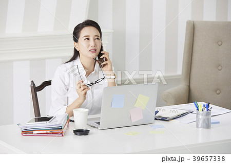 スマートフォン スマホ 女性 39657338