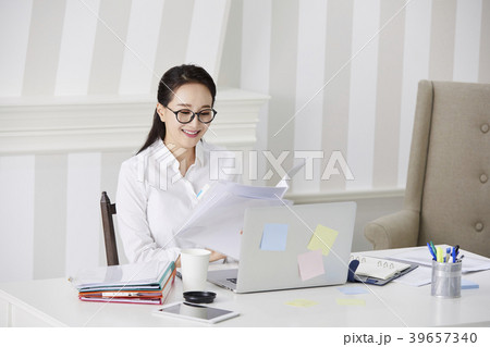 書類 女性 女 39657340