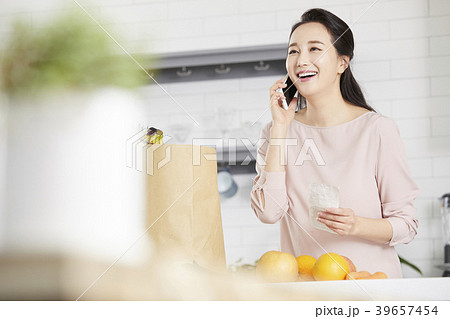 スマートフォン スマホ 女性 39657454