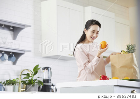 フルーツ 果物 女性 39657483