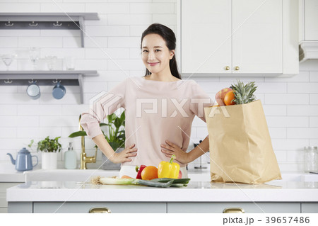 フルーツ 果物 女性 39657486