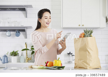 指す 指さす 女性 39657489