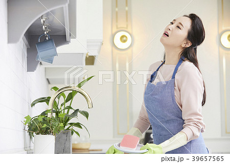 お皿を洗う 皿洗い 食器洗い 39657565