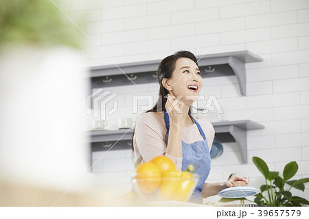 鍋 スプーン 女性 39657579