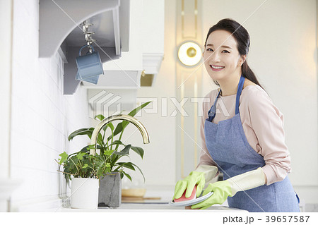 お皿を洗う 皿洗い 食器洗い 39657587