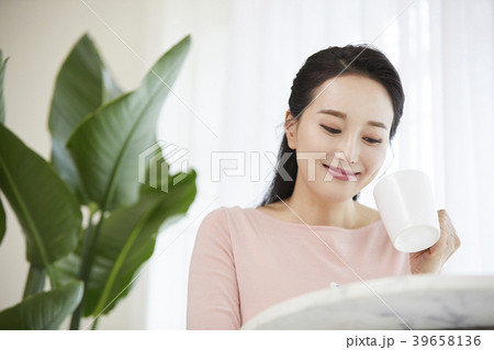 マグカップ 女性 女 39658136