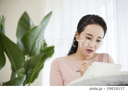 考え 考える 女性 39658157