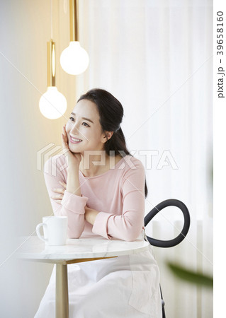 マグカップ 座る 女性 39658160